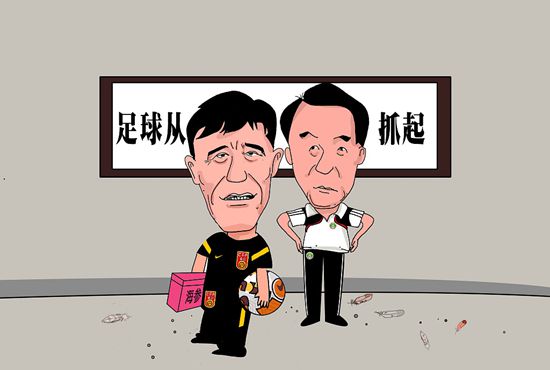 《每日体育报》报道，巴萨明夏优先签道格拉斯-路易斯作为后腰位置的补强。